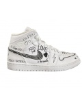 Sneakers Air Jordan 1 blanches et noires "LOVE" customisées